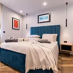 West Coast Deluxe Bed & Breakfast