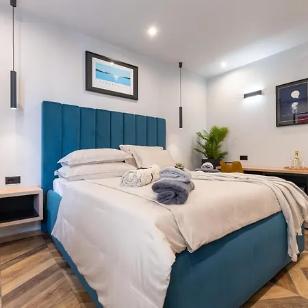 West Coast Deluxe ספליט