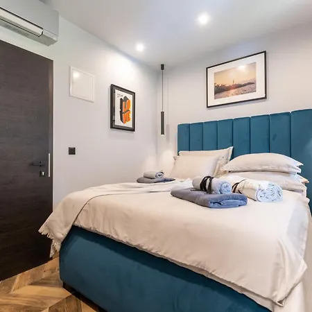 West Coast Deluxe Bed and breakfast